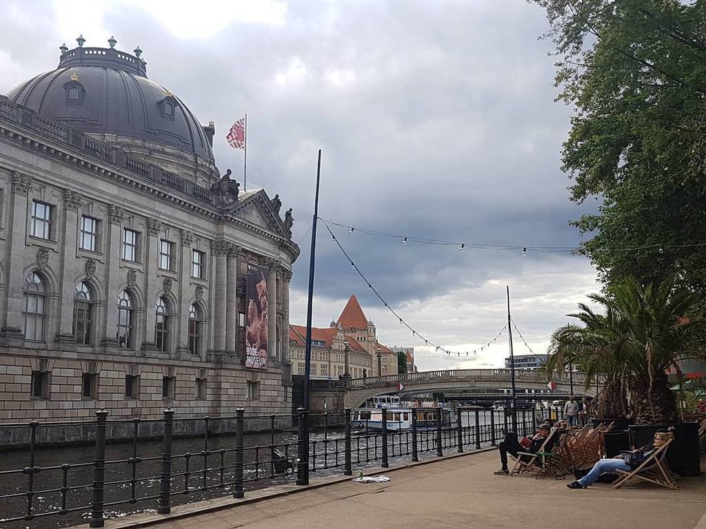 MundoDeViajante's tweet photo. Melhor do que apenas chegar ao destino final, é poder aproveitar o caminho.
.
Curtindo as belezas de #Berlim entre… https://t.co/HRDreq2osB https://t.co/zmaScTaypv