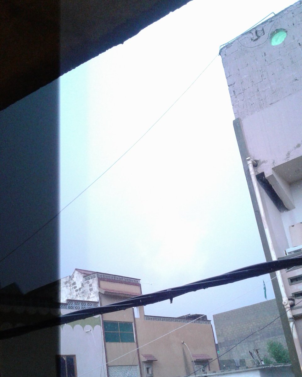 iamHira04's tweet photo. This is just unbelievable thunderstorm⚡ accidentally captured😱 https://t.co/MINP5QMTxg
