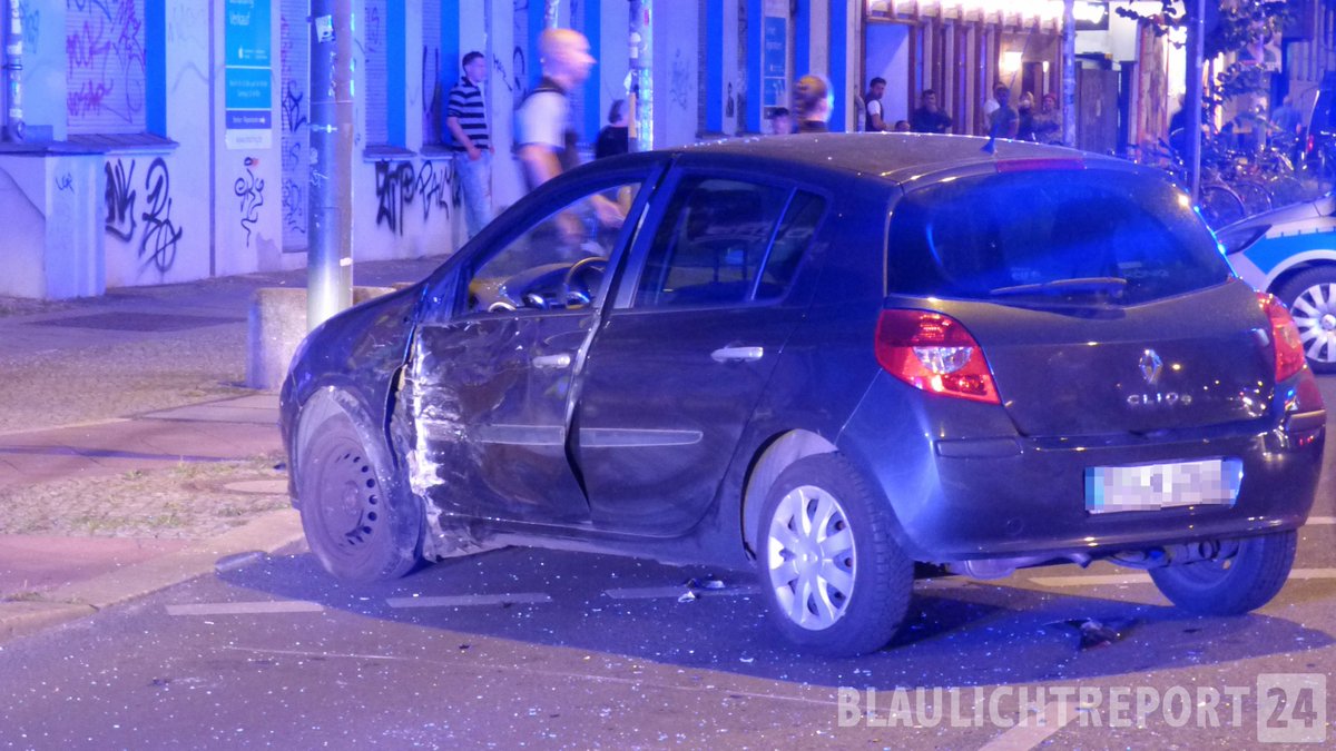 hauptstadt24's tweet photo. #Friedrichshain: #Motorradfaher prallte gegen PKW, Fahrer schwer verletzt, Beifahrerin des PKW unter Schock, minutenlage Sperrung! https://t.co/a7CwUm2AbO