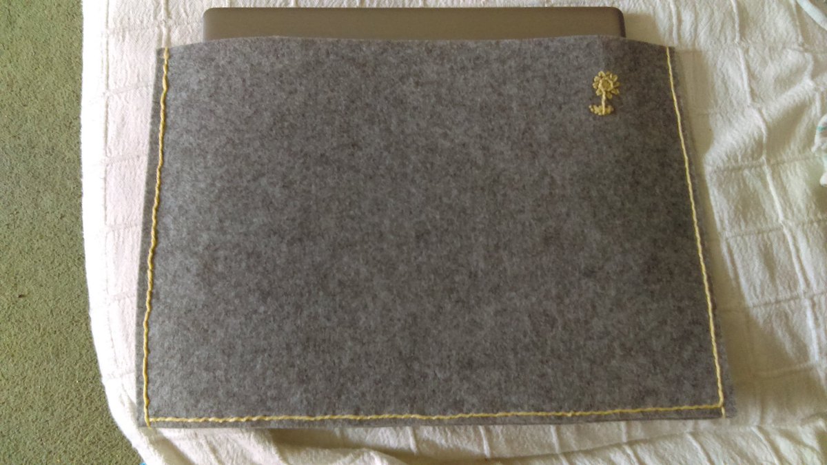 makesbakessews's tweet photo. Laptop case made from 3mm thick felt sheets, with embroidery detail #homemadetreats https://t.co/jOyJjeV1ZC