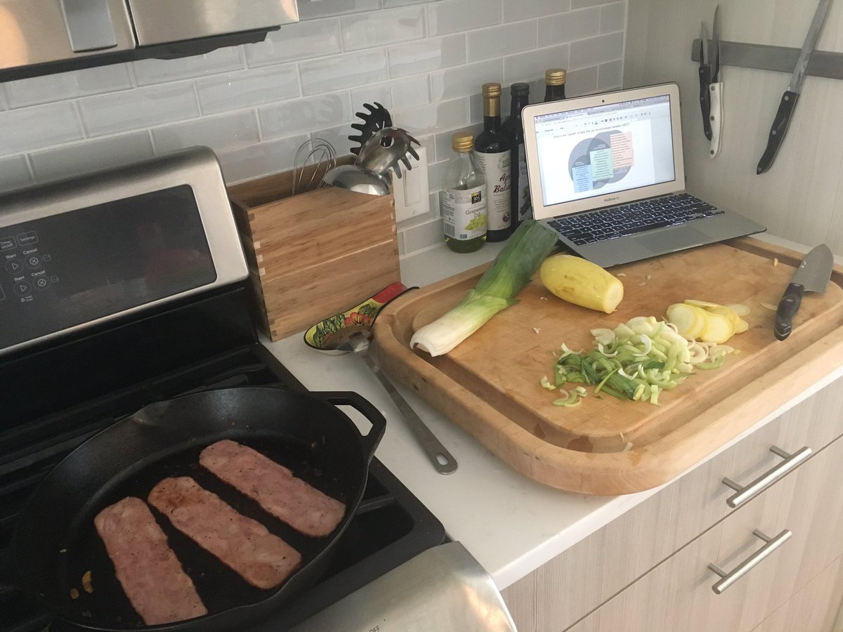 nathancwood's tweet image. #DIY lunch + @cpcoalition #OpenRFI report = #mutitasking #FreelanceEconomy @SpectrumAEC