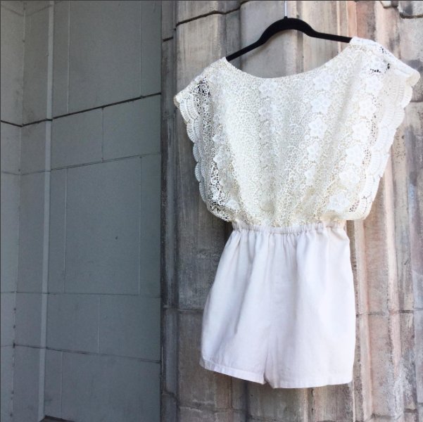 SHAREENdotcom's tweet photo. Playful little sweetie. Sz sm, $28.
#lowbackromper #shareendotcom #shareendowntown #shareenvintage #vintageromper #laceromper #whiteromper https://t.co/wajC9R25HN