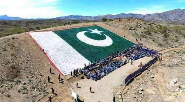 AliGhazali10's tweet photo. The largest #NationalFlag🇵🇰  constructed in #North_Waziristan  by school children and locals.
@defencepk @Patriots_Bln @OfficialDGISPR https://t.co/xY5tMWV11p