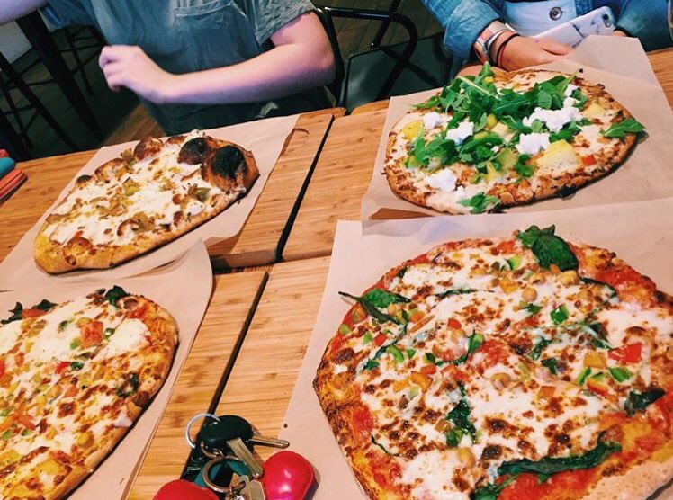SnapCustomPizza's tweet photo. The best kind of lunch -- friends &amp; pizza. 🙏🍕 #snapcustompizza #lunch #unlimitedtoppings

📷: Instagram/@passportsnplates https://t.co/LLIpjDPQgI