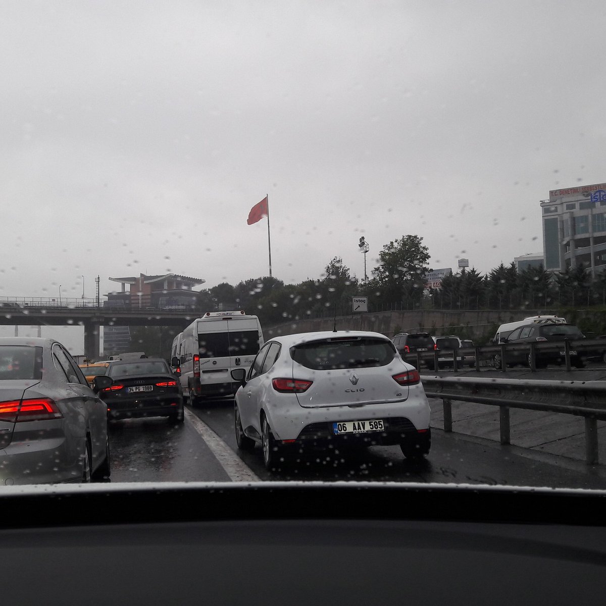 TEKSTİL KENNTEN M. BEY GİŞELER İSTİKAMETİNDEYİZ EM.MÜD. SORUYORUM EMNİYET ŞERİDİNDEN GİTMEK SERBESTMİ  ONA GÖRE BU DAVRANIŞI ÖRNEK ALACAĞIM?