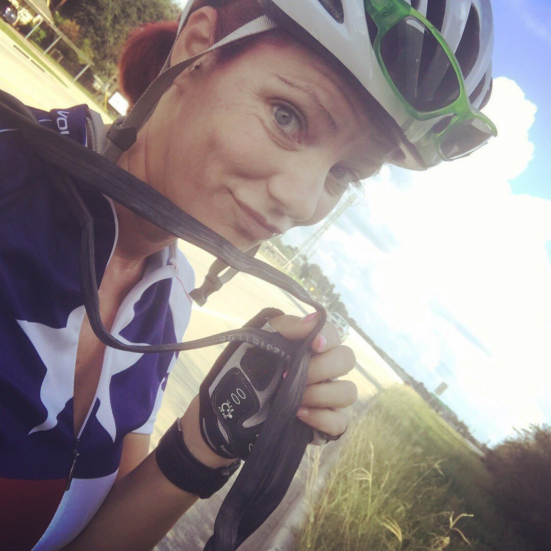 RisingTideTri's tweet photo. Fixing her 1st flat on a ride in that TX heat &amp; STILL a smile on her face! 😁
#fun2fast #getitdone #swimbikerun #trilife #training #flattire https://t.co/ad3B9klC8q