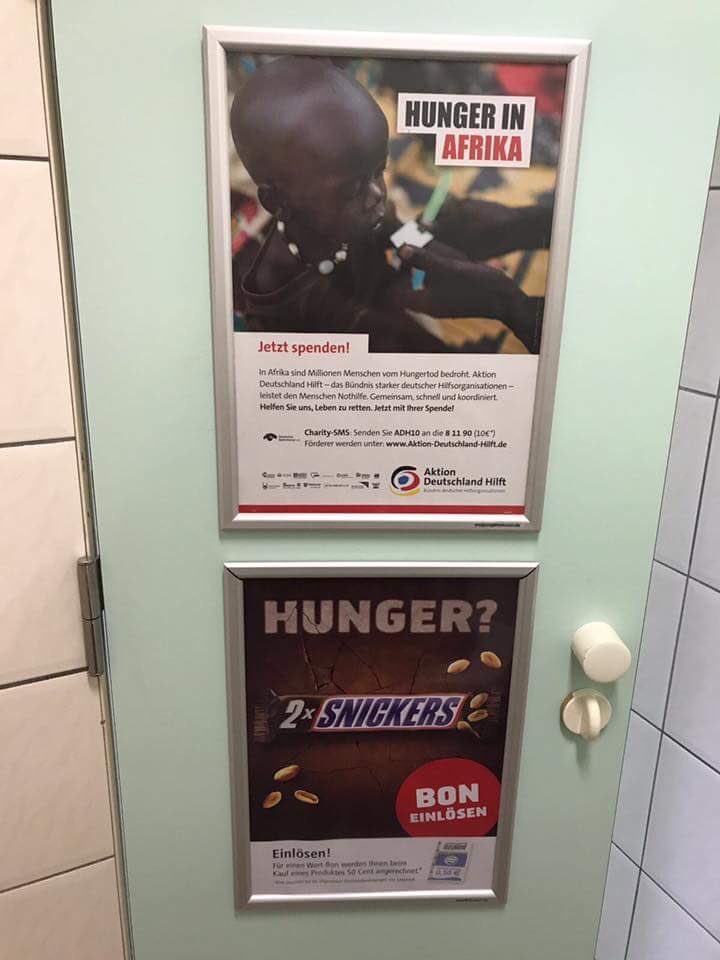 In Duitsland zag ik bij pompstation op toiletdeur hoe simpel het honger probleem is op te lossen #honger #snickers #oplossing #afrika