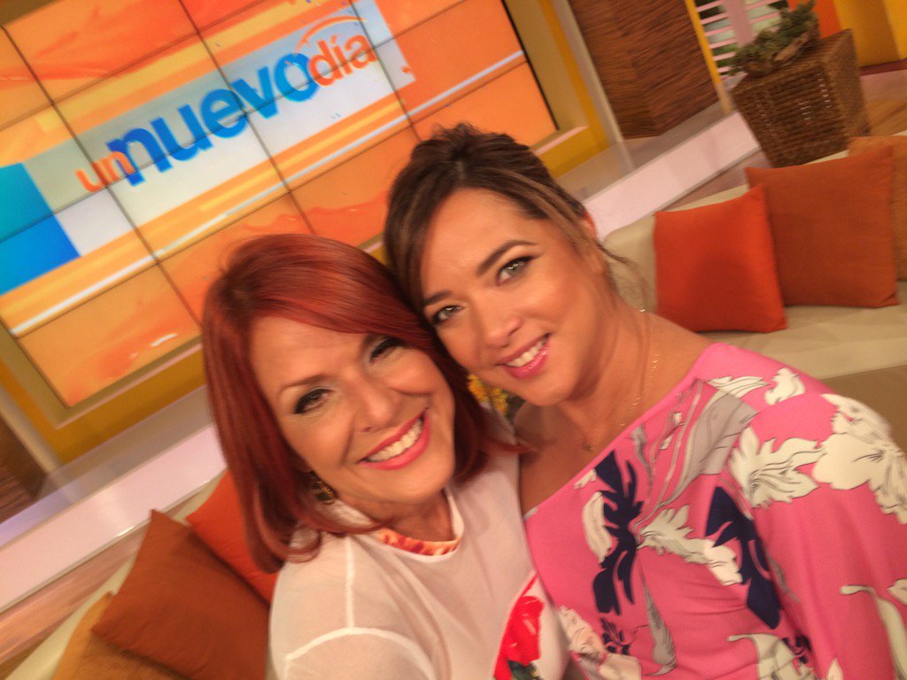 Premios Tu Mundo nos lleva a compartir con <a href="/AdamariLopez/">Adamari Lopez</a> sobre sus nuevos embelecos y Alaia! <a href="/TelemundoPR/">TelemundoPR</a>