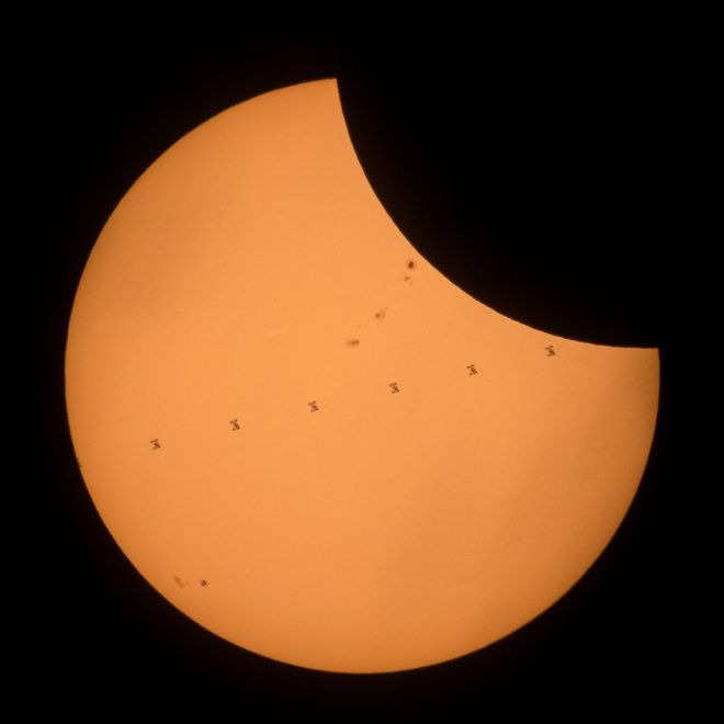 SPACEdotcom's tweet photo. The folks at @NASA got some incredible shots of the total solar #eclipse. https://t.co/dA4Dsxafrt https://t.co/62CBxhoJpU