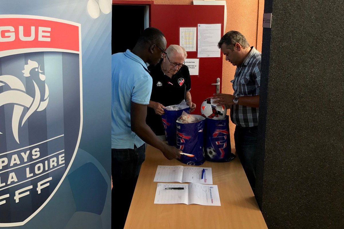 LigueFootLFPL's tweet photo. [Compétitions #dhintersport] Remise de ballons @nikefootfrance par notre partenaire @Intersport_FR aux 28 clubs concernés👌 https://t.co/ht81QMvzxA