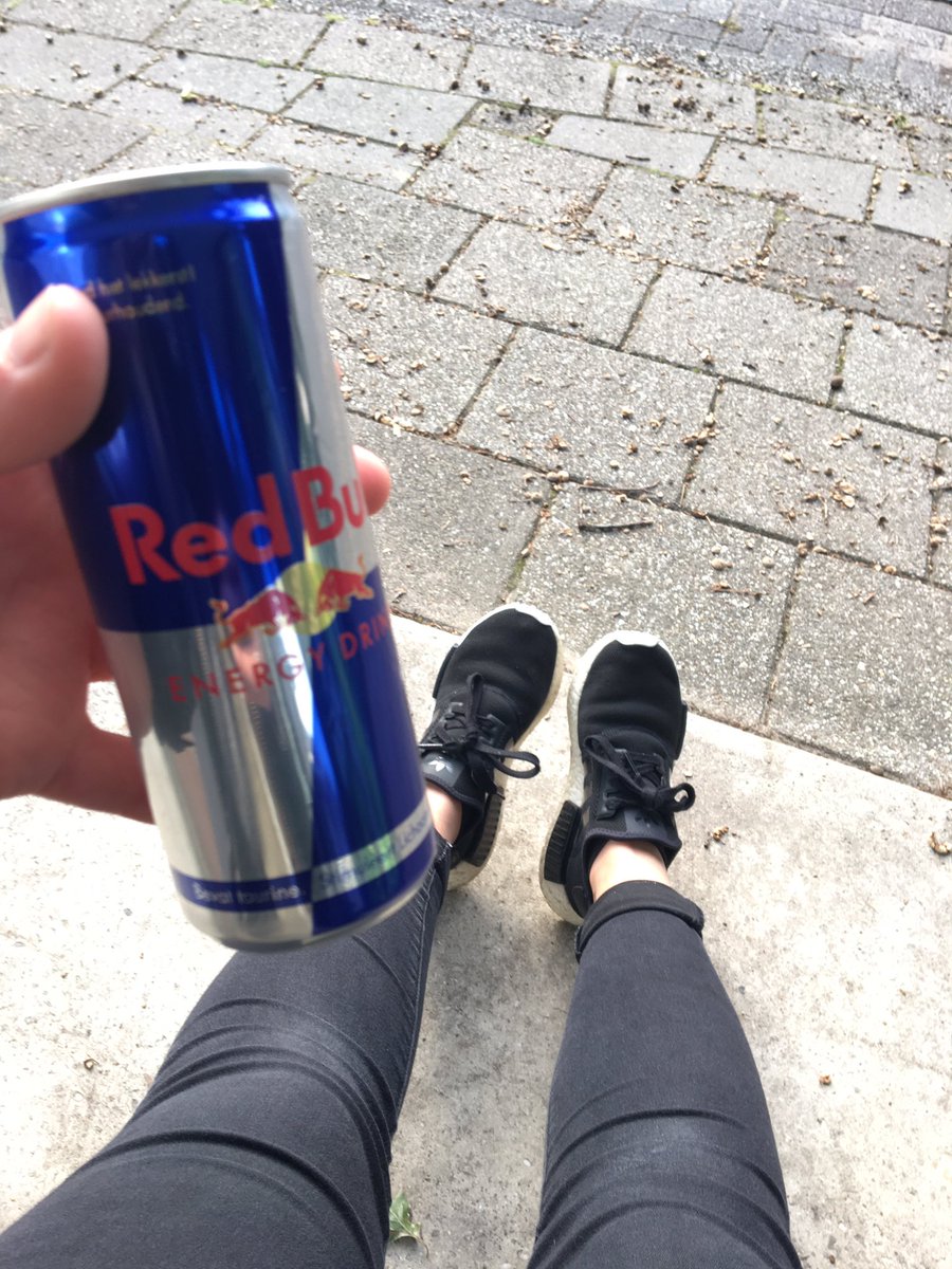 itsjessie_k_'s tweet photo. The waiting game🚌, #redbull makes it more bearable though #noaddict https://t.co/HZHjlZlYZc