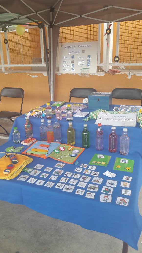 Danielabcardena's tweet photo. En la Feria Interactiva del Jardín Blanca Nieves en #Antofagasta hablando de #Autismo #TEApaño @YAutismo porque es lo que hacemos! #CMDS https://t.co/rAaGXC2ecN