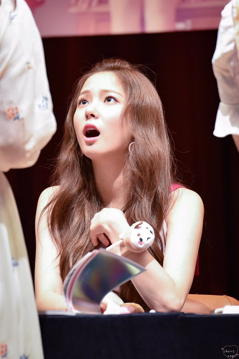 cherryangel_210's tweet photo. 170820 CLC 팬사인회 유진

#씨엘씨 #CLC #유진 #YUJIN https://t.co/1w1vTtJmuo