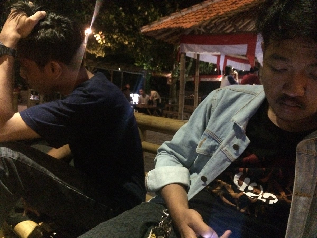 Priyoadrian's tweet photo. Rileks @yunusharieri @aye_shandi https://t.co/X0djeXqMGO
