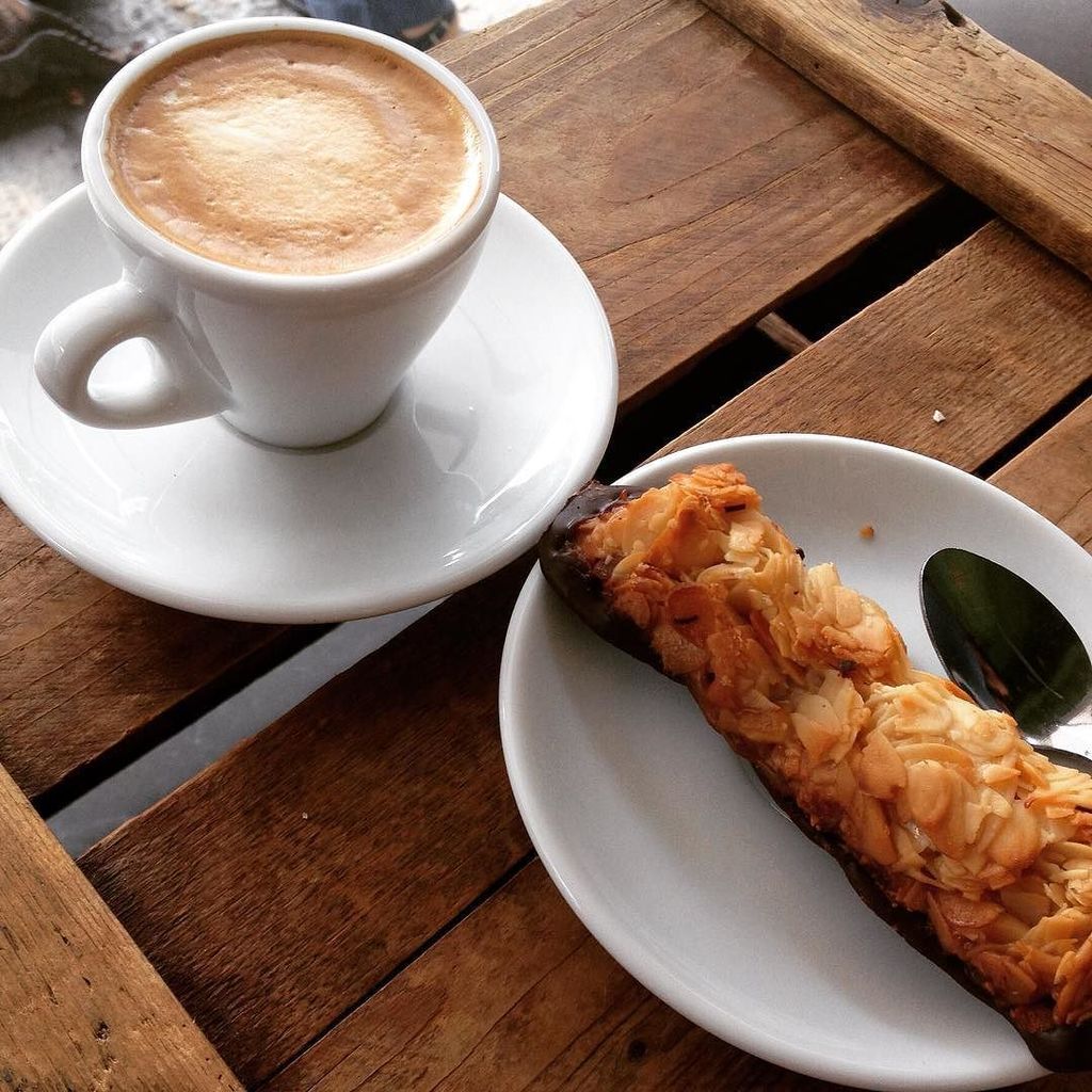 foodflaneur's tweet photo. Wenn man fleißig ist, ist auch ein Päuschen drin 😎 #coffee #coffeebreak #minga #termineterminetermine #macchiato #florentiner #feierabend #… https://t.co/rNPzL9uPUn