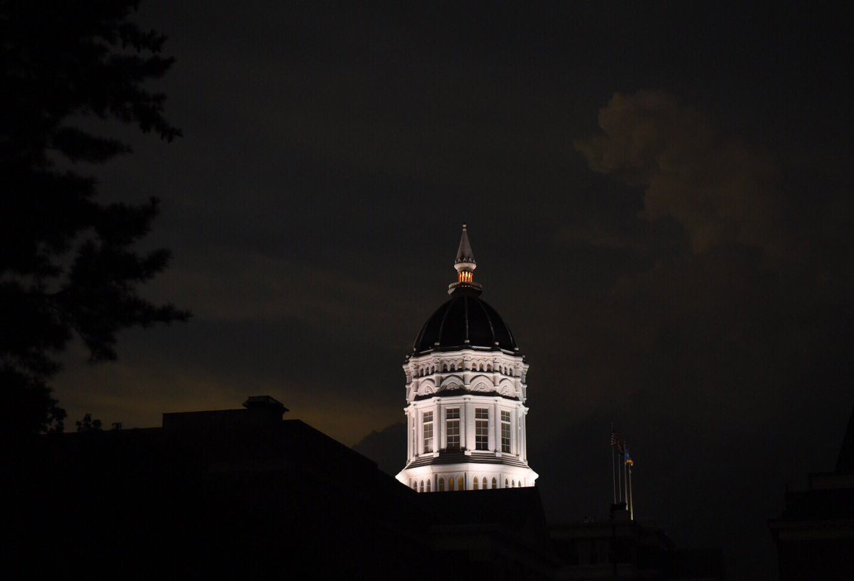 emmjreed's tweet photo. Jesse Hall during totality, as seen from Lowry Hall #EclipseAtMU https://t.co/Y2gW3KewKw