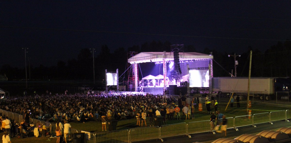 1776Bank's tweet photo. RT if you had a blast at the #SoundsofIndependence concert on Sat w/ @JenniferNettles & @RodneyAtkins! Event photos: https://t.co/oBIUPtxMw3 https://t.co/Cc3BO3i3LR