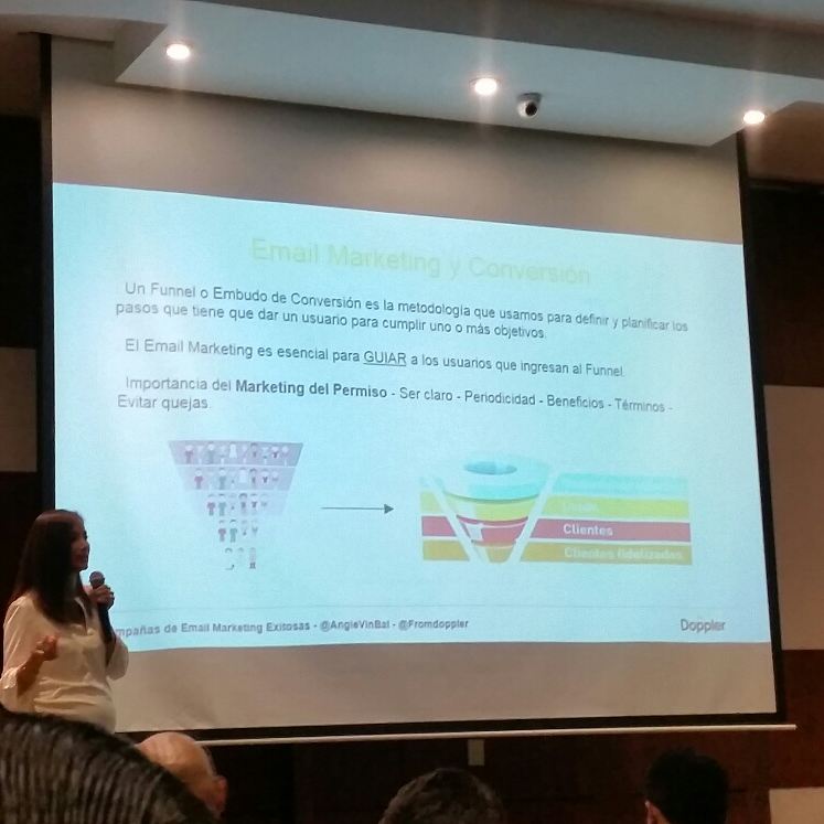 Alexa_Dannat's tweet photo. .@AngieVinBal: Solo tenemos 6 segundos para captar la atención del cliente🤔 @fromDoppler en #SMDayEC @Smdayec @SMDAY_EC https://t.co/LLx0TsOp7j
