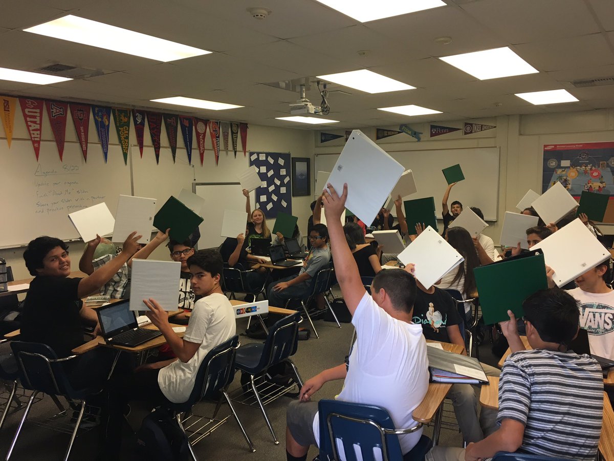 CoachR_LHHoops's tweet photo. Thank you to Mr. Fanning, coordinator of @LaHabraHS amazing #FPFA program, for providing #HiPath students with new binders today! https://t.co/OyAObAJVrk