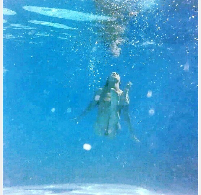 Tarde de piscina 😍😍😍😍😍 https://t.co/VApNJJykaF