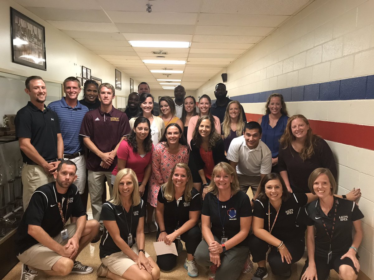 ALeRouxPETeach's tweet photo. What a great group of new #physed Ts! Looking forward to a great school year! #NTO2017 #AACPSAwesome @AACPSHPED @PEmovesMD https://t.co/BU2lAaEJdy