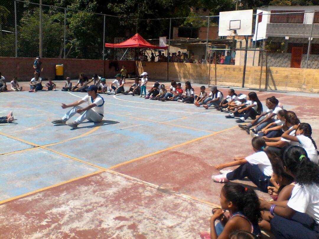 Protestudiantil's tweet photo. #AgostoDeEscuelasAbiertas  Recreación para Niñ@s de UEN Arturo Michelena #Zamora presente @JauaMiranda @RosangelaOrozco @ESTHERJOSEFINAC https://t.co/QRVvPWydei