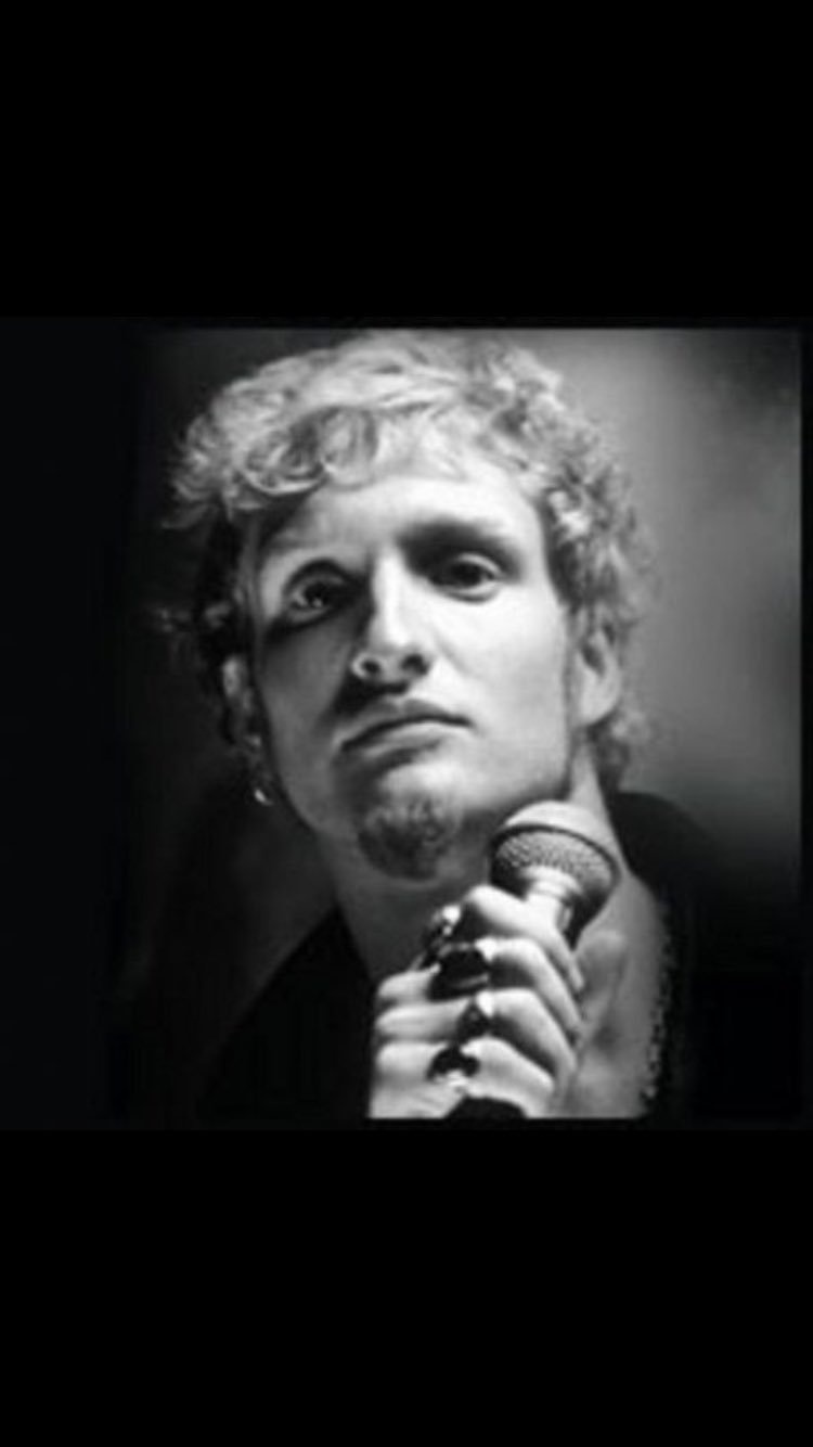 Probably my favourite singer of them all,wish he was around to celebrate his 50th.Happy birthday Layne Staley 