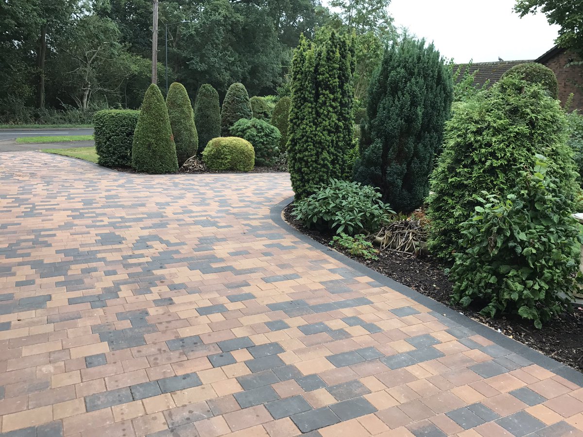 BarleystoneP's tweet photo. Barleystone Castlepave Chestnut with Damson kerbs in Damson on a drive in Kenilworth. https://t.co/DiPOfgRWYN