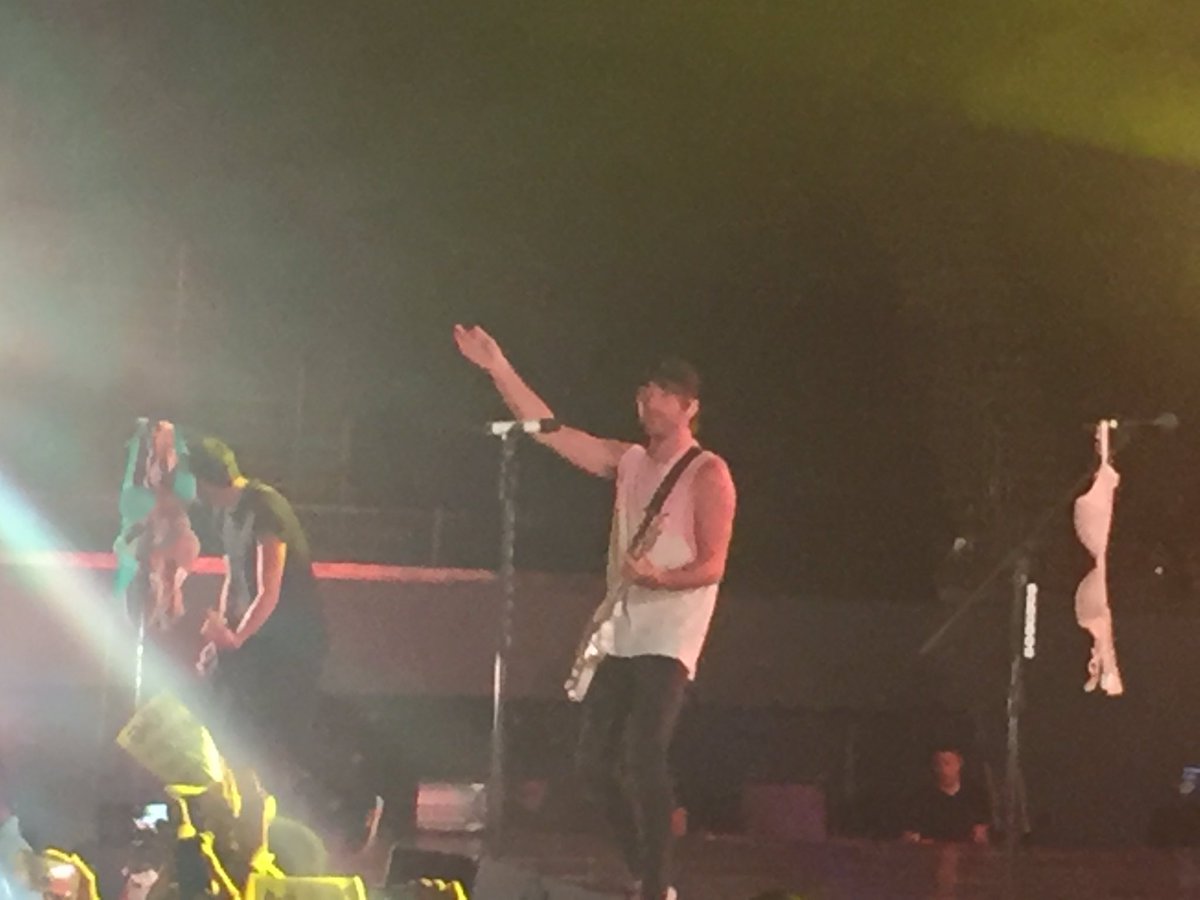 sheenajav7's tweet photo. Kelan kaya ulit mauulit? Nabitin ako sobra! π
π€π»β οΈ #ATLinMNL2017 #AllTimeLowAtMOAArena https://t.co/l2bfXrk3Wd