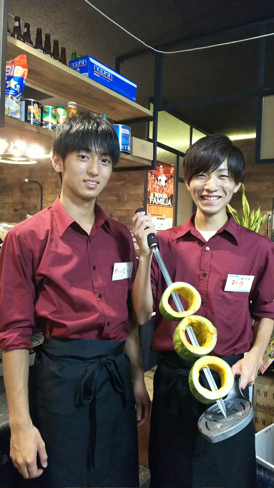 乾杯 ニクノミコト 新人紹介 1年工学部 イケメン高身長かいせいと笑顔が可愛いひろが新しく仲間入りしました 手に持ってるのは気まぐれピッカーニャシリーズ 今回はカボチャスコ 可愛いかっこいいバイトに会いに イケメン店長に会いに 乾杯 ニクノミコト 新人紹介 1年工学部 イケメン高身長かいせいと笑顔が可愛いひろが新しく仲間入りしました 手に持ってるのは気まぐれピッカーニャシリーズ 今回はカボチャスコ 可愛いかっこいいバイトに会いに イケメン店長に会いに