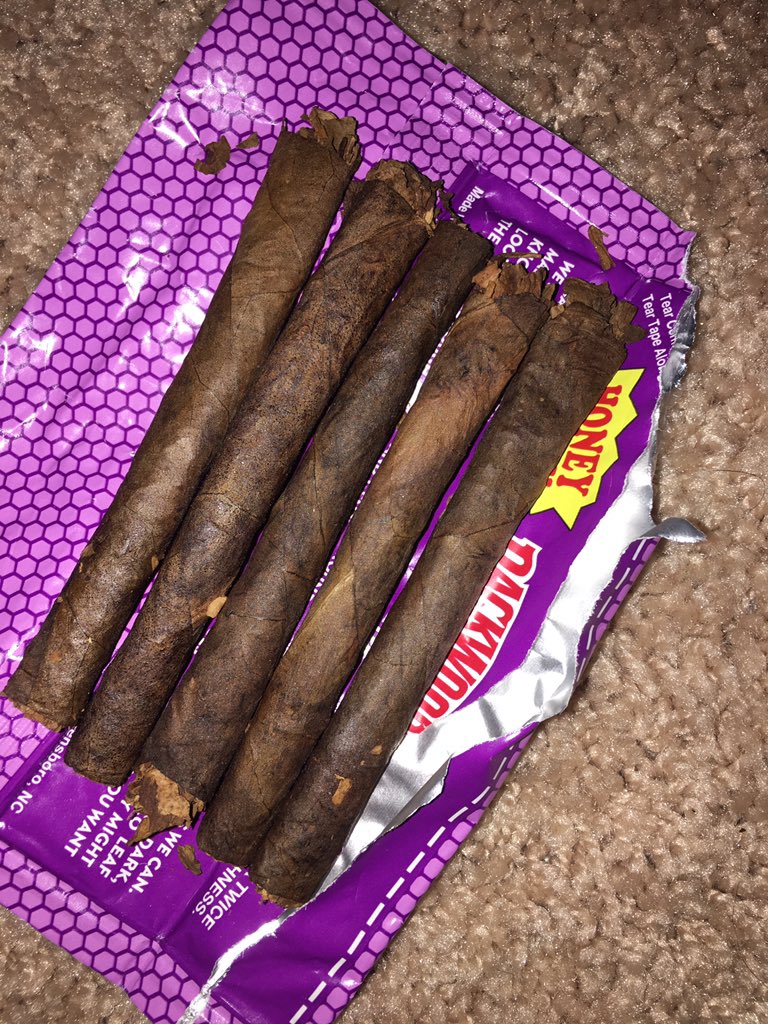 _Habibiz__'s tweet photo. First pack of backwoods i buy that all of them are valid. God is speaking to me 😂😂 https://t.co/UNltjKXzv8