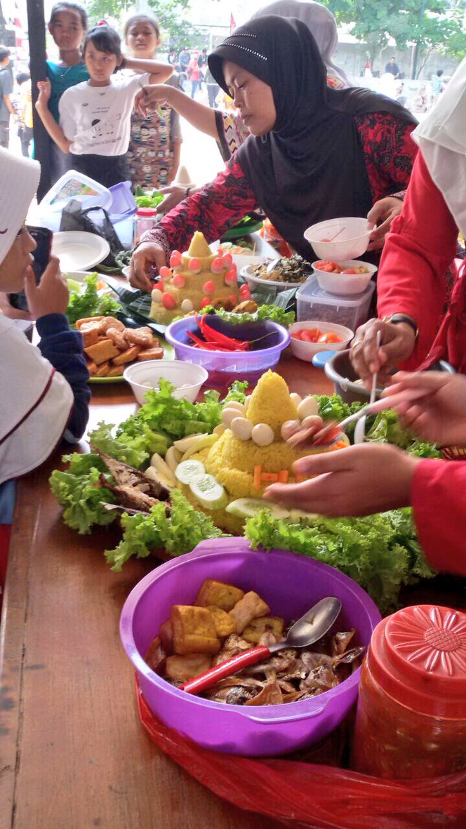 JICTIndonesia's tweet photo. HUT RI ke-72 "Rumbel" CSR JICT, Mulai Dri Mengarang Lagu Sampai Hias Tumpeng. Acara dihadiri perwakilan Pemda Jakut, Willy Hardiana #CSRJICT https://t.co/Vev91XebKC