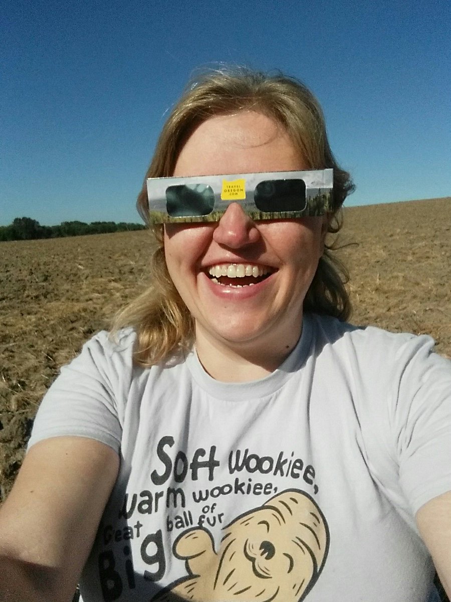 amiemoo's tweet photo. Eyewear? Check. Zone of totality? Check. Good friends and a bottle of wine? Check! Totally prepared for this total eclipse! #Eclipse2017 https://t.co/o6gAebTkfI