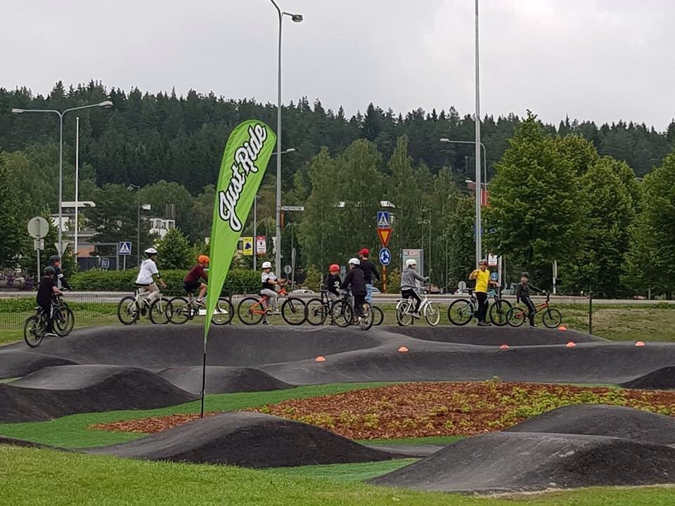 JamsanK's tweet photo. #Jämsä 'n kaupungin tämän hetken suosituin liikuntapaikka, Suomen suurin #Pumptrack -rata virallisesti avattu. https://t.co/BAlW9VOB6W