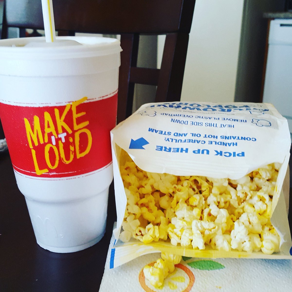 Sunshine_1944's tweet photo. Large coke and a snack ๐ฟ๐ฟ๐ฟ
#McDonalds
#largecoke
#POPCORN
@McDonalds https://t.co/rggOmucbVg