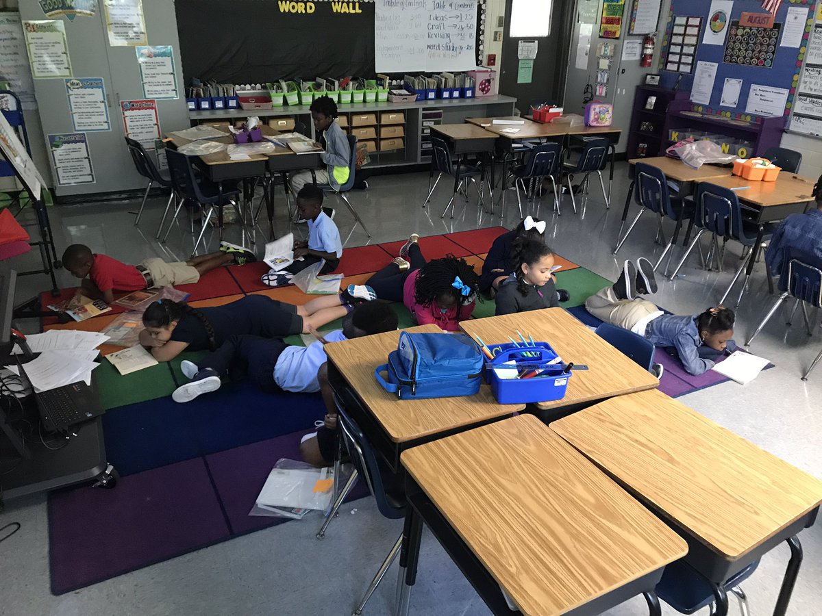 PrincipalTisby's tweet photo. We have our just right books, working on our stamina. #6minutes #readyForReaders #primaryEla https://t.co/EpDJb4M4yZ
