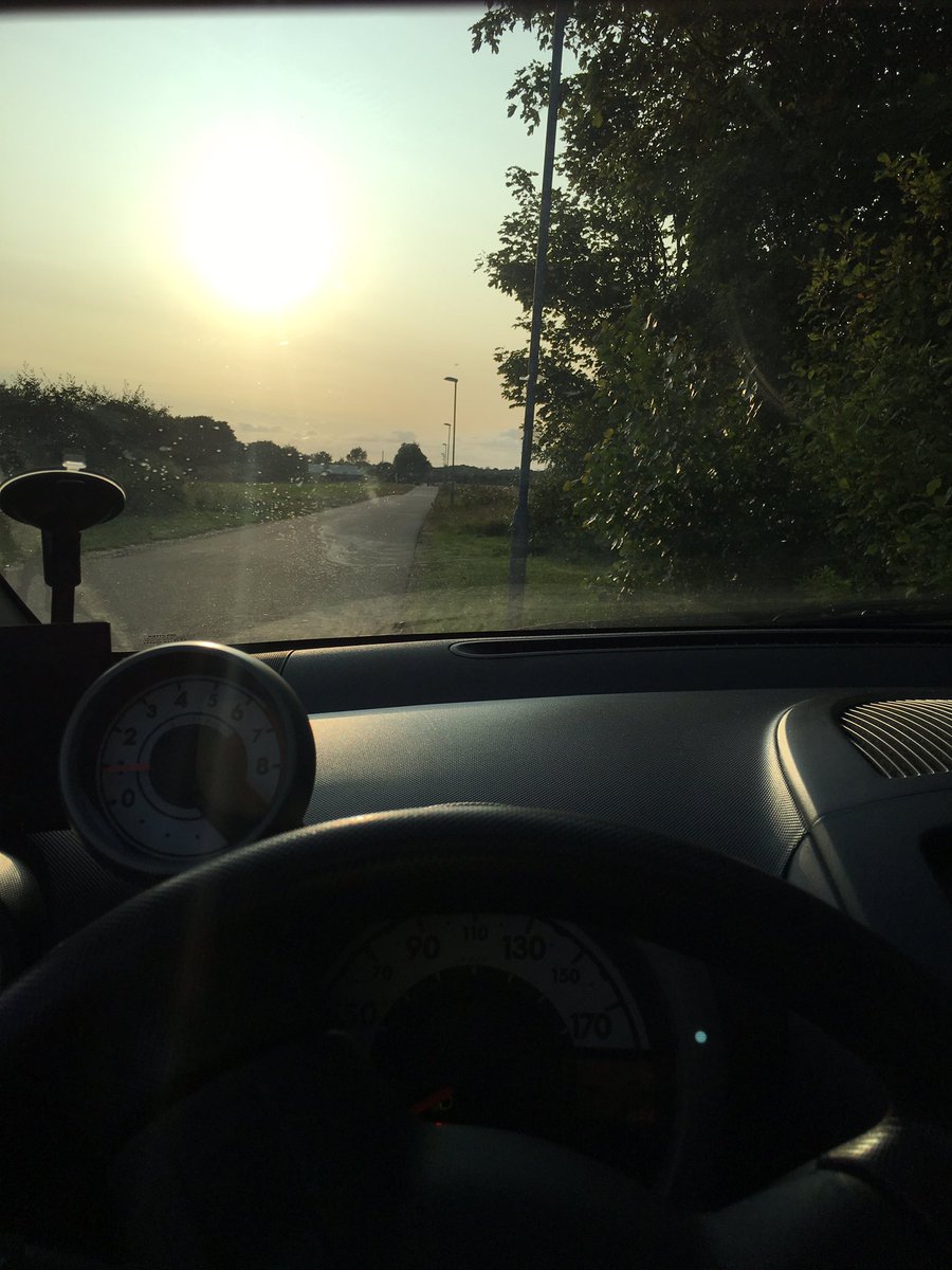 MadsFM's tweet photo. Når man har lovet og hente lillebror fra #Fodboldtræning #VenteVenteVente https://t.co/KjQY3fdCL7