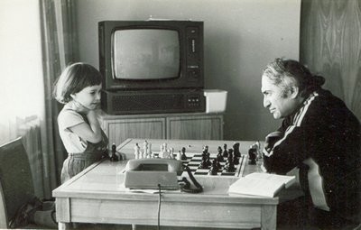 tombo4309's tweet photo. @agadmator One of my favorite pics of Tal, playing chess with his daughter. Even she gets the stare down! Lol https://t.co/14UUGUUkST