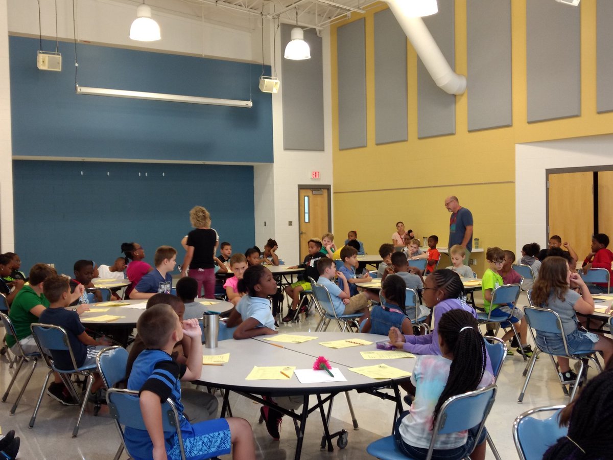 TeacherEck's tweet photo. #ClassChoices are plentiful @HSDGifted 4th graders. Excited to see what students choose for their learning this semester. https://t.co/JlivTP6VKz