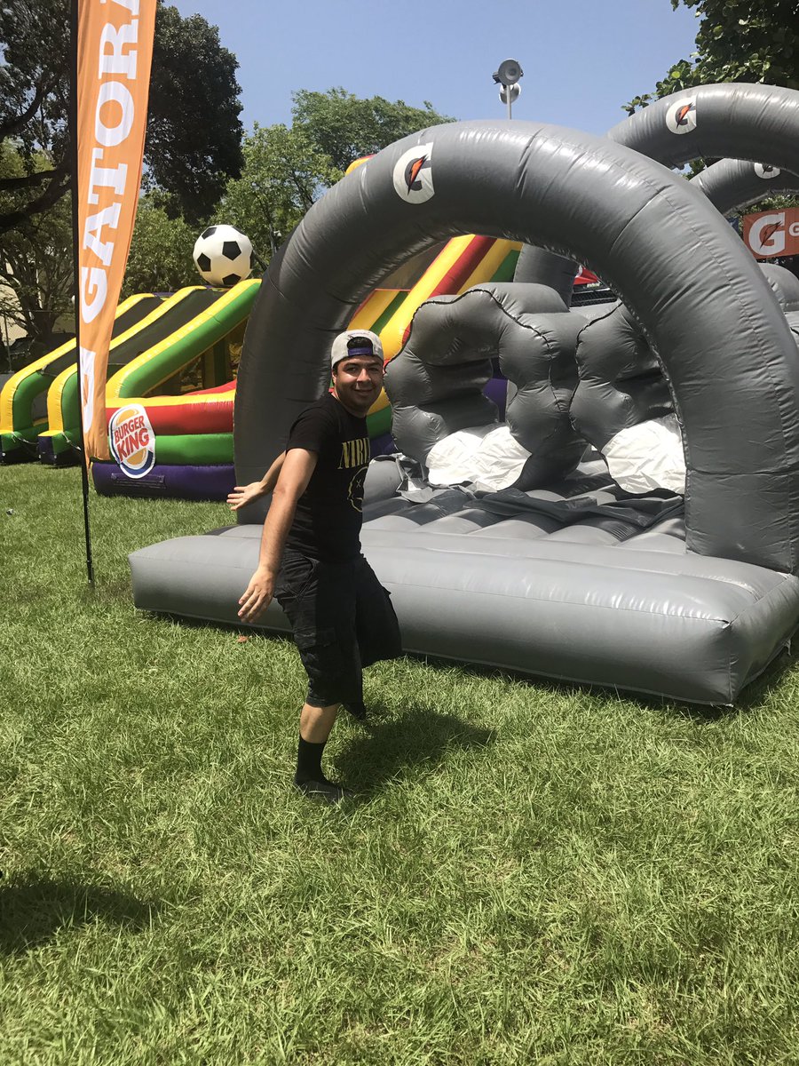 LeyniceRivera's tweet photo. Sigue el entretenimiento en el Sagrado Homecoming Fest #per3212 https://t.co/HHgxRaJxlT