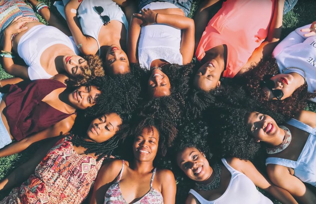 trymyfab's tweet photo. We <3 the curl diversity in this shot  #naturalhair #curlygirls #hairgoals #curlfriends https://t.co/imFSbb06fQ