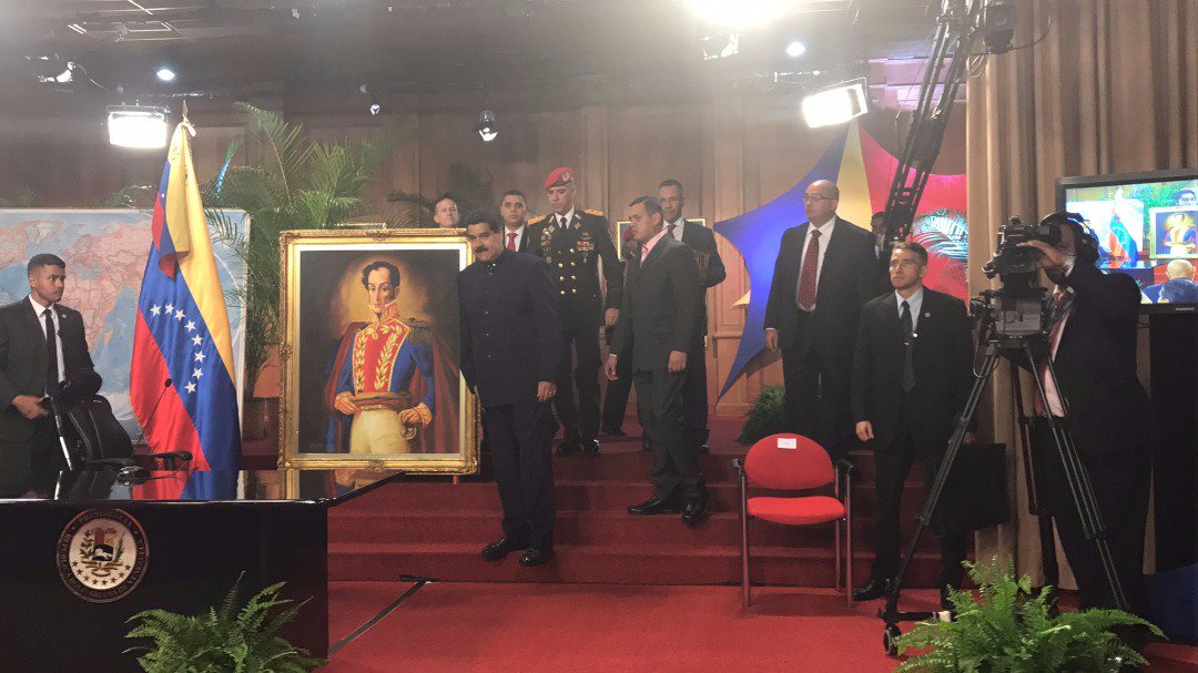 MercalOficial's tweet photo. #VenezuelaHablaAlMundo Pdte. @NicolasMaduro: no le entregaremos el poder ni a la oligarquía ni al imperialismo https://t.co/JaThxYie6G