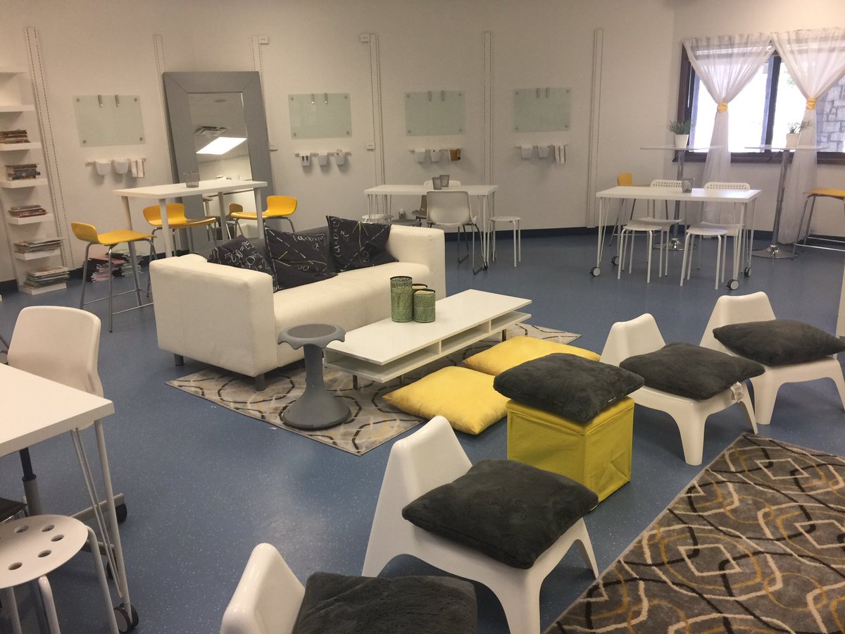mrhooker's tweet photo. This #classroomMakeover is amazing! Done by our resident classroom designer/4th grade teacher Stephanie Cowan! https://t.co/o7SQmKprrK