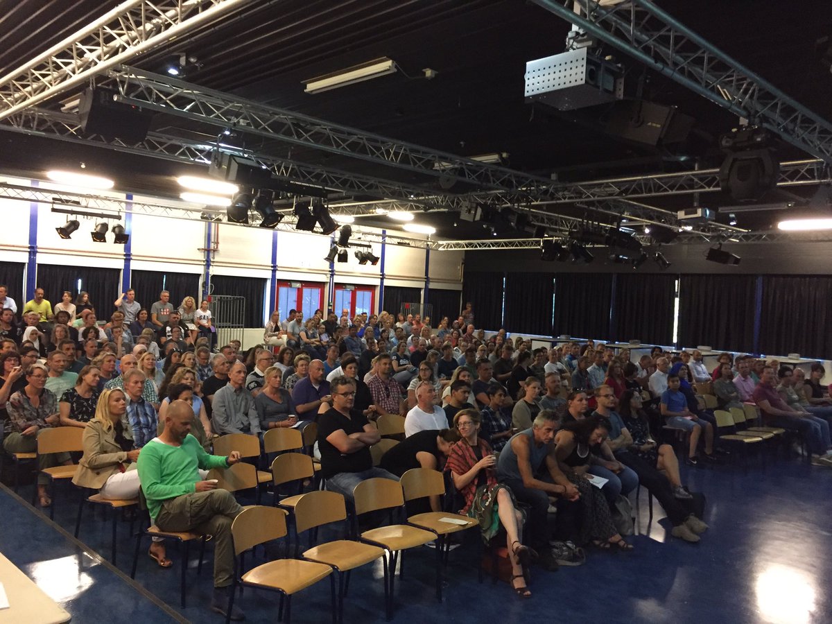 AshramCollege's tweet photo. Eerste ouderavond van het jaar. Vanavond de ouders van De Nieuwe Brugklas. En het is volle bak! #DNB https://t.co/0IDBDePPzg