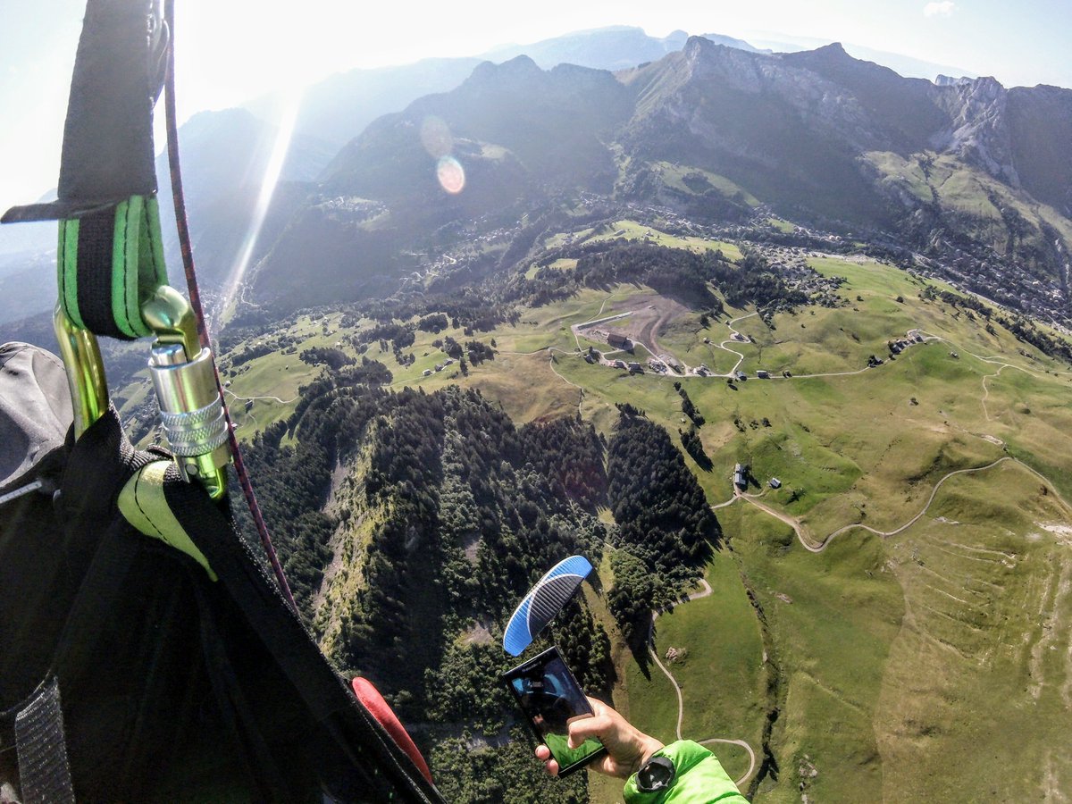 HelloParapente's tweet photo. Quelques images du tournage. #HelloParapente https://t.co/a0rb4wRl2Q