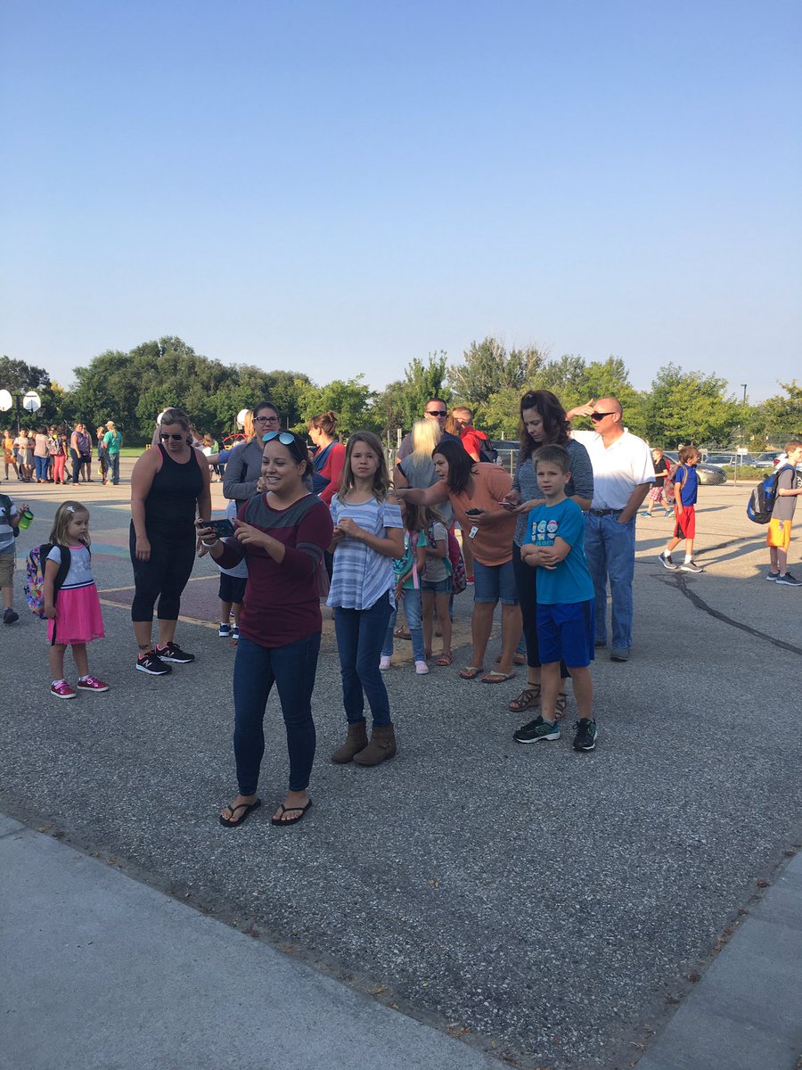 CynthiaMannElem's tweet photo. #firstdaybsd2017 We ❤️ our students and families #BSDpride https://t.co/Nb2GeltL3w