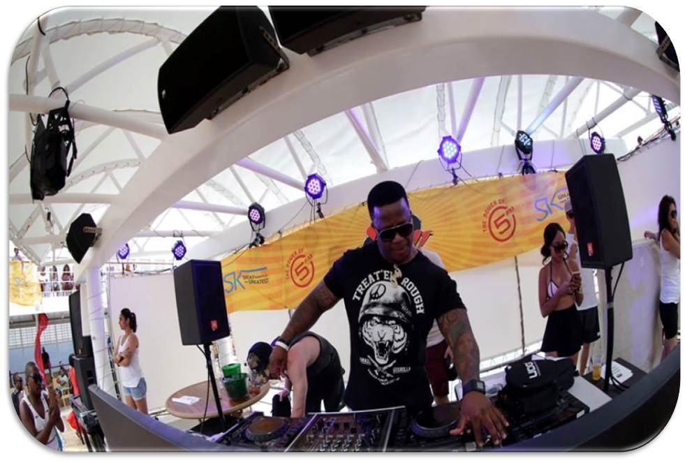 OhShipSA's tweet photo. #TBT Nobody does it like the big man himself! @DJFreshSA is best when he's on the decks! What were your fav #OhShip2016 moments? #OhShip2017 https://t.co/Vb5qw70pNR
