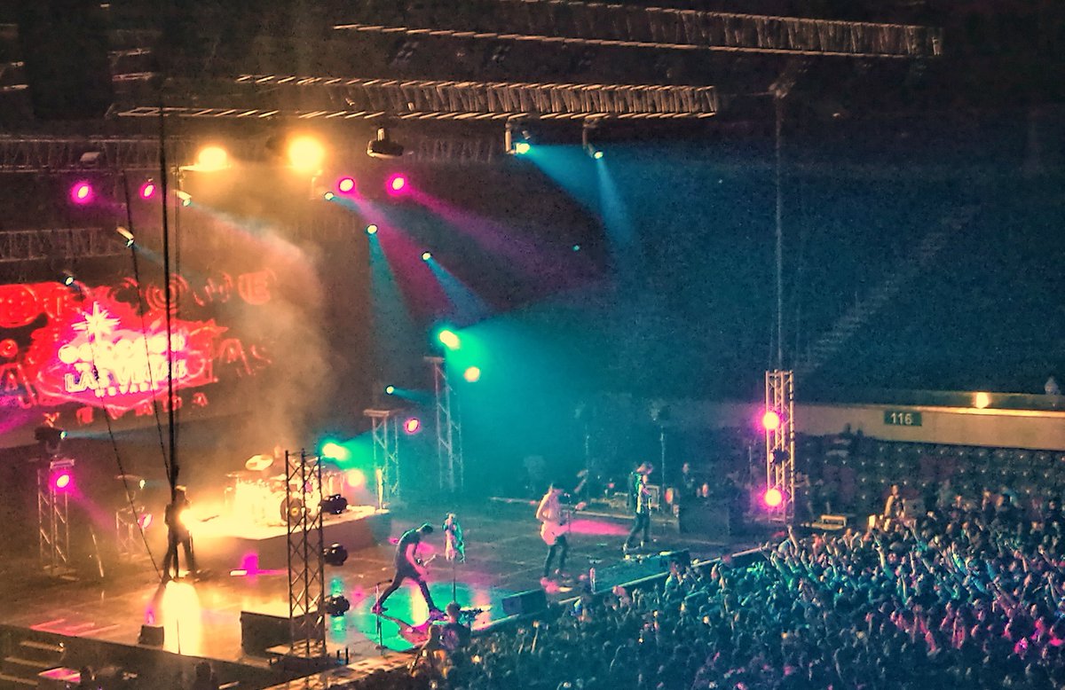 fetchingjam's tweet photo. What a night! Thank you so much @AllTimeLow &amp; @ASITISofficial 🤘

#AllTimeLowManila #AsItIsManila #YoungRenegadesTour #ATLManila2017 #ATLxAII https://t.co/EZL7dBB1GE