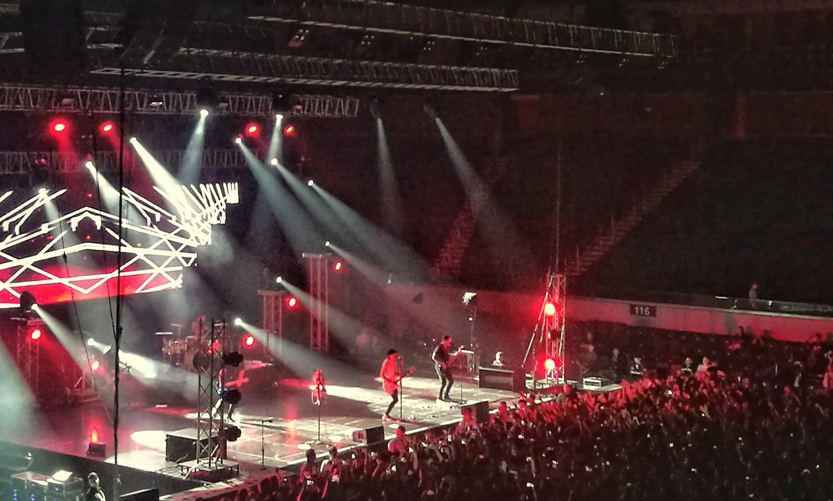 fetchingjam's tweet photo. What a night! Thank you so much @AllTimeLow &amp; @ASITISofficial 🤘

#AllTimeLowManila #AsItIsManila #YoungRenegadesTour #ATLManila2017 #ATLxAII https://t.co/EZL7dBB1GE