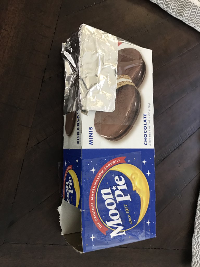 itsMeaganAyo's tweet photo. @MoonPie #MoonPieEclipse how my 3 year old watched the eclipse. The only way #moonpie https://t.co/LppHqozUXX